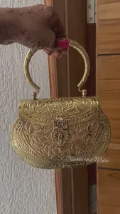 Bolso de mano de metal estilo latón para mujer, bolso de lujo para bodas y fiestas con correa de cadena, hecho artesanalmente en India por HAND MADE CRAFT - Product Image 2