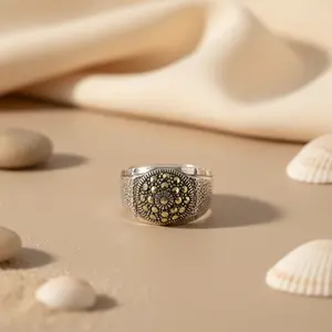 Anello Statement in Argento 925 con Marcasite per Donne, Motivo Geometrico con Diamanti Taglio Ovale Smeraldo, Placcato in Rodio, Taglio Set per Promesse - Product Image 1