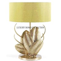 Lampes de table élégantes en aluminium au design ancien fabriqué à la main pour la décoration intérieure moderne avec un éclairage ambiant chaleureux pour les salons