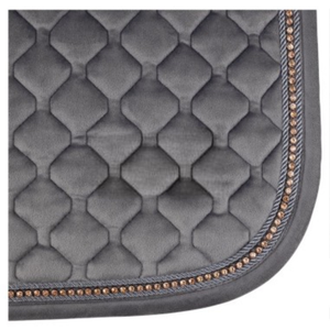 Selle anglaise durable, douce et respirante avec un rembourrage matelassé de qualité supérieure assurant confort, soutien et stabilité pour le cheval. - Product Image 5