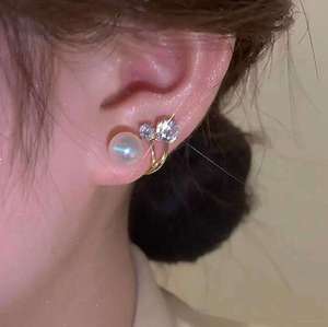 Boucles d'oreilles unisexes plaquées or 14 carats avec perles et pierres latérales en diamant taille brillant rond, bijoux vintage pour tous les jours, cadeau - Product Image 3