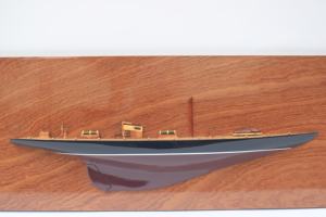 Modelo de medio casco Endeavour hecho a mano en madera pulida regalo de Navidad náutico y decoración del hogar - Product Image 2