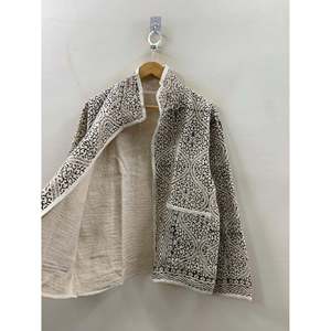 Chaqueta Bagh en Arabesque Noir para Primavera con Cuello Alto y Diseño Transpirable - Product Image 3