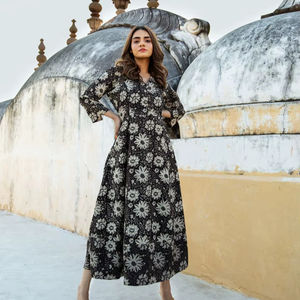 Vestido de Algodón Estampado a Mano con Diseño Floral de Amarilis, Estilo Bohemio en Blanco y Negro - Product Image 1