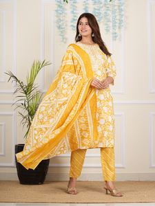 Ensemble Kurta droit en coton cambric imprimé floral jaune pour femmes avec col rond et manches 3/4 Pantalon et dupatta stylés - Product Image 3