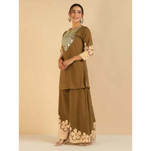 Conjunto coordinado de Kurti y Sharara de crepé con estampado floral bohemio marrón, ecológico, para todas las estaciones, con mangas tres cuartos. - Product Image 3