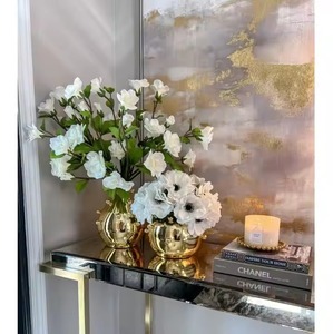 Vase en métal au design unique dans une finition dorée luxueuse Accent décoratif parfait pour les centres de table de maison et de mariage modernes - Product Image 6