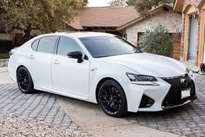 Lexus GS F 2020 d'occasion en excellent état, 16 900 milles, V8 de 467 ch, intérieur rouge circuit, appartenant à un propriétaire du Texas - Product Image 2