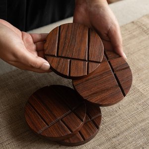 Juego de posavasos redondos de madera de acacia con diseño de líneas de lujo talladas a mano - patrón único aquí - Product Image 1
