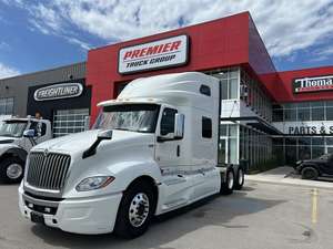 Camion à cabine couchette conventionnelle INTERNATIONAL 1452 d'occasion 2012-2017, moteur diesel 10 cylindres, caméra arrière 360°, écran tactile, 6x4, conduite à gauche - Product Image 2