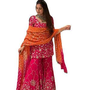 Pour une élégance quotidienne, ce salwar kameez en soie georgette simple et élégant avec de riches broderies et des motifs imprimés à la main est idéal pour les fêtes. - Product Image 1