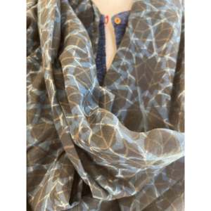 Calentador de cuello de muselina fina Ajrakh con estampado de reflexiones dibujadas a mano - Product Image 3