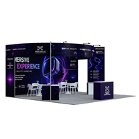 Stand d'exposition modulaire avec mur de fond, projecteurs LED, bannière suspendue, comptoir d'accueil et table de présentation