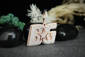 Colgante de Joyería Hip Hop Personalizado con Letra Inicial, Moissanita de Corte Brillante Redondo, Plata 925 en Chapado de Oro Rosa para Hombre y Mujer - Product Image 3