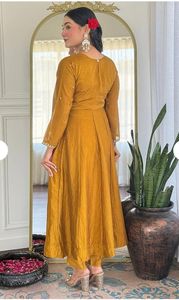 Desgaste ocasional de seda Vichitra con bordado y trabajo de codificación Pantalón Kurti y moda de mujer Dupatta al precio más bajo - Product Image 5