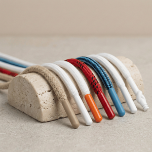 Cordon de serrage plat avec logo personnalisé |   Cordons personnalisés tressés en polyester/coton pour sweats à capuche et pantalons avec embouts en silicone/plastique/métal OEM - Product Image 4