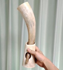 Taza de cerámica de cuerno vikingo festivo hecho a mano para hidromiel y cerveza para fiestas navideñas y alegrías navideñas - Product Image 2