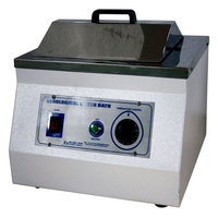 Bain-marie Sérologique récipient rempli d'eau chauffée pour incuber les échantillons à température constante pendant de longues périodes.