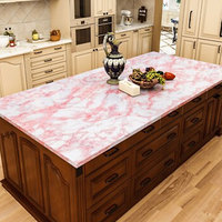 Faites une impression durable avec un sol en marbre rose rose, des panneaux muraux et des meubles de déclaration pour votre maison