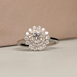 Anillo de Diamantes de Oro de 10k y 14k con Diseño de Flor Personalizado de Lujo, Anillos de Boda de Diamantes Moissanite VVS, Estilo Clásico para Mujer - Product Image 3
