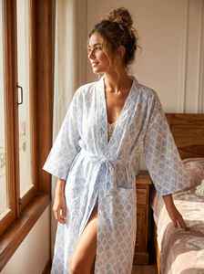 Robe kimono en coton bleu à fleurs, 100% coton avec ceinture rayée, fournisseur en gros pour les spas, hôtels et resorts aux États-Unis, au Royaume-Uni et en Australie - Product Image 2