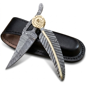 Couteau de poche pliant en acier Damas avec lame en forme de plume, poignée en laiton et étui en cuir - Fabrication artisanale sur mesure, vente en gros, fournisseur en vrac - Product Image 1