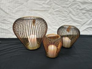 Lanterne en métal en fer vintage faite à la main lampe suspendue personnalisable avec boîte à bougies en verre pour la décoration de Noël à la maison et en plein air - Product Image 3