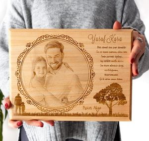 Cadre photo en bois massif gravé |   Finition artisanale raffinée |   Vente en gros directe d'usine - Product Image 1
