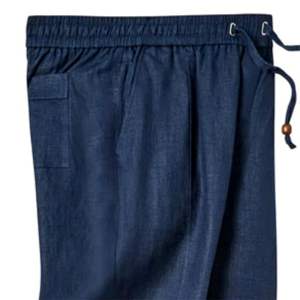 Pantalon en lin bleu marine conçu pour le confort et le style avec une poche latérale zippée dissimulée et une silhouette décontractée et souple - Product Image 4