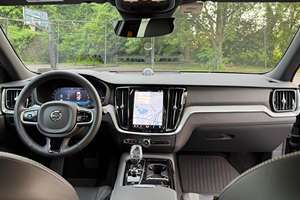 2023 pour V60 Recharge T8 AWD Turbo Cuir R18 Faible Kilométrage Boîte Automatique Conduite à Gauche Essence/Pétrole - Product Image 3