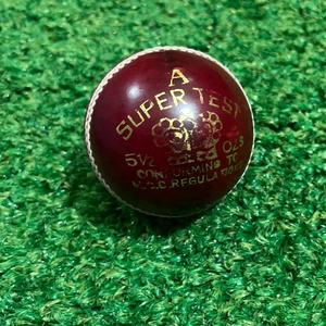 Pelota de Críquet de Cuero Cosida a Mano Roja OEM, Pelota Dura de Partido de 4 Piezas - Product Image 1