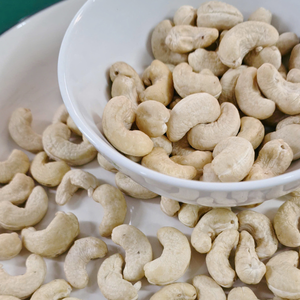 เม็ดมะม่วงหิมพานต์ Kaju badam santigo W320เม็ดมะม่วงหิมพานต์ - Product Image 1