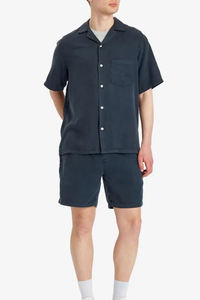 Estilo y comodidad con estos elegantes pantalones cortos de mezclilla azul oscuro con un diseño minimalista moderno perfecto para cualquier ropa casual - Product Image 4