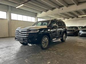 Toyota LC 300 VX V6 Bi-Turbo Diesel 4x4 Automatique Toit Ouvrant Sièges en Cuir Foncé 6 Places Euro VI SUV en Alliage d'Aluminium LE 2026 - Product Image 2