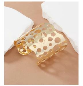Brazalete de latón y cuentas para mujer, diseño texturizado dorado, hecho a mano, joyería personalizada, celebración de abril de 2026, para Damas de Dominica, Argentina - Product Image 2