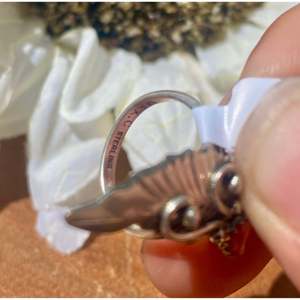 Anillo Ajustable de Acero Inoxidable Carolynn Nez con Diseño de Pluma de Coral y Plata de Ley, Talla 4.5, Joyería Elegante para Regalo - Product Image 6