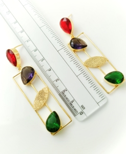 Pendientes Colgantes Chapados en Oro con Piedras Rojas, Verdes y Moradas, Joyería Moderna Hecha a Mano para Mujer - Product Image 5