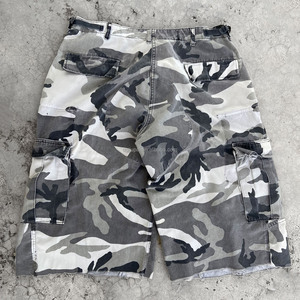 Fabricant de shorts personnalisés Shorts à bords bruts lavés vintage personnalisés pour hommes Shorts cargo en cuir avec appliques de camouflage vieilli - Product Image 2