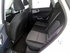 Kia Soul LX Hatchback 2025 BLANCO, Vista Frontal con Rejilla de Panal y Faros LED - Product Image 5