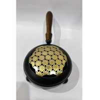Quemador lincense con mango de madera Estilo simple pero elegante de tres patas con diseño superior Pieza atractiva Forma redonda Recubierto negro