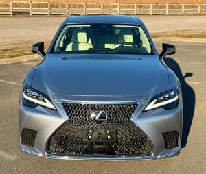 Increíble Lexus LS Hybrid 500h 2023 Usado en Perfectas Condiciones con Poco Kilometraje en Existencia, Ofrecido a una Fantástica Oferta que No Querrás Perder - Product Image 1