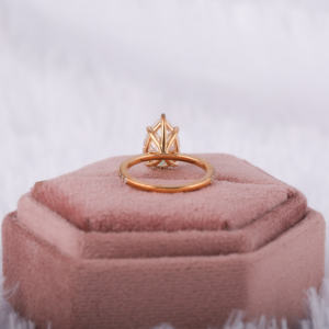 Anillo de Compromiso Fino Chapado en Oro de 18KT 3,0 CT Corte de Pera Diamante Cultivado en Laboratorio Corte de Media Eternidad Diamante Lateral Certificado IGI Sorpresa - Product Image 5