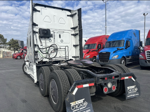 รถบรรทุกมือสอง ปี 2024 FREIGHTLINER Cascadia CA126 แบบเพลาคู่พร้อมที่นอน - Product Image 4