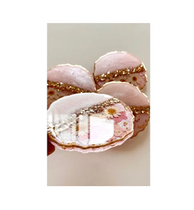 Posavasos de resina geométricos de diseño hecho a mano para tapetes de café y almohadillas de color en entornos domésticos contemporáneos - Product Image 5