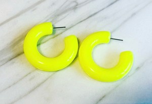 Boucles d'oreilles pendantes créoles tendance en résine faites à la main, légères, épaisses, jaune vert néon, d'inspiration vintage, bijoux stylés et originaux - Product Image 5