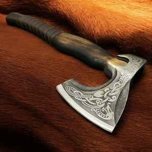 Hacha Vikinga Hecha a Mano al por Mayor, Grado Industrial, con Pelo, para Supervivencia al Aire Libre, de Alta Calidad, con Mango de Madera para Acampar, con Funda - Product Image 1