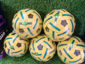 ลูกบอลกีฬาผลิตในอินเดีย ราคาส่งที่ดีที่สุด ลูกฟุตบอลเซปาตักรว์แบบถักจากพีวีซี คุณภาพพรีเมียม สำหรับส่งออก บรรจุภัณฑ์แบบกำหนดเอง - Product Image 3