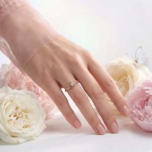 แหวนหมั้นทรงกลมประดับดอกกุหลาบชุบทองคำสีโรสโกลด์จากเจลิยา - Product Image 5