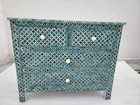 Grands meubles de rangement latéraux de style ange en résine vert sauge avec incrustations de nacre pour appartement de luxe, cuisine moderne et salon