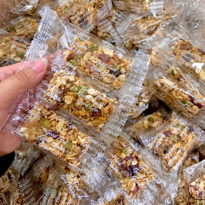 Découvrez le goût de HAUTE QUALITÉ de Blue Lotus Cherish Gourmet GRANOLA BAR avec des amandes grillées, des abricots secs et de l'avoine - Product Image 4